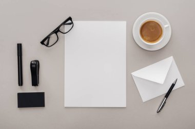 Ofis, banka donatımı ve kahve en iyi görünümü gri arka plan üzerinde