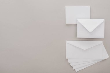 kopya alanı ile gri arka plan üzerinde beyaz zarf üstten görünüm