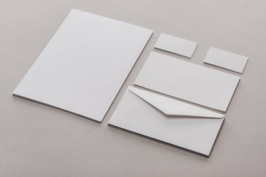 düz lay ile beyaz boş kağıt ve zarf gri arka plan üzerinde