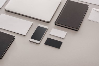 düz lay gadget'lar ve gri arka plan üzerinde ileti örneği ile