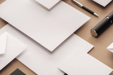 Servis talebi, zarf, yaprak kağıt ve kalem bej renkli arka plan üzerinde