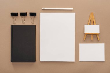 Defter, ataç, kalem, oyuncak şövale ve kağıda üstten görünüm