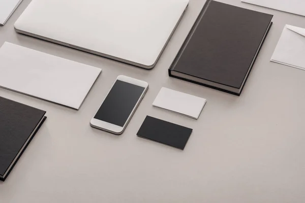 Flache Liege Mit Gadgets Und Schreibwaren Auf Grauem Hintergrund — Stockfoto
