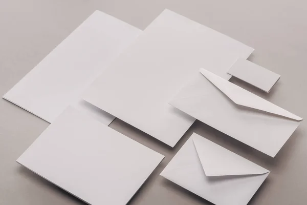 Flat Lay White Papers Envelopes Grey Background — Stock Photo, Image