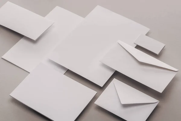 Vlakke Leggen Met Lege White Papers Enveloppen Grijze Achtergrond — Stockfoto