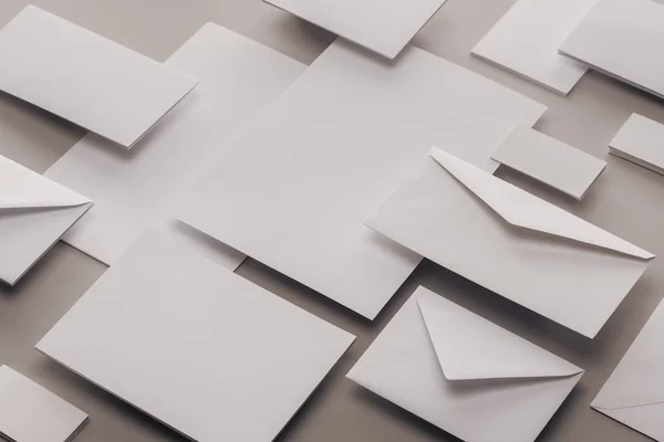 Close Papéis Brancos Vazios Envelopes Sobre Fundo Cinza — Fotografia de Stock