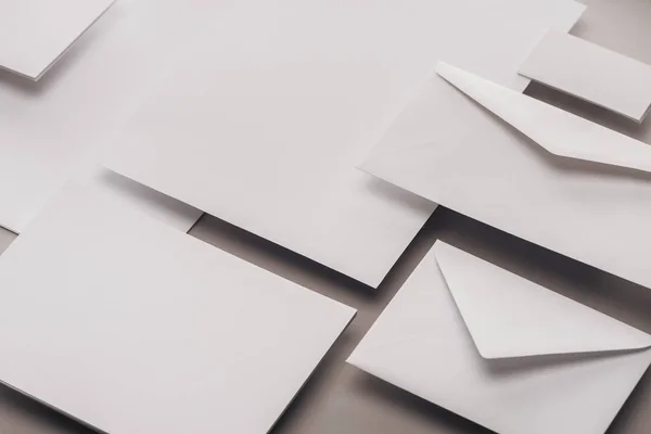 Flat Lay Blank White Cards Envelopes Grey Background — Stock Photo, Image