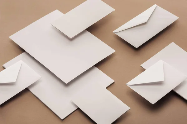 Flache Lage Mit Weißen Umschlägen Karten Und Papierbögen — Stockfoto