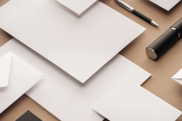 Funda Sobre Hojas Papel Bolígrafo Sobre Fondo Beige —  Fotos de Stock