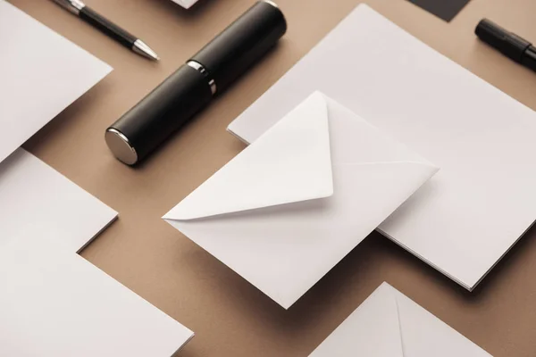 Lege Vellen Papier Geval Pen Enveloppen Beige Achtergrond — Stockfoto