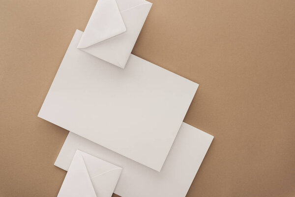 Верхний вид пустых листов бумаги и конвертов
 