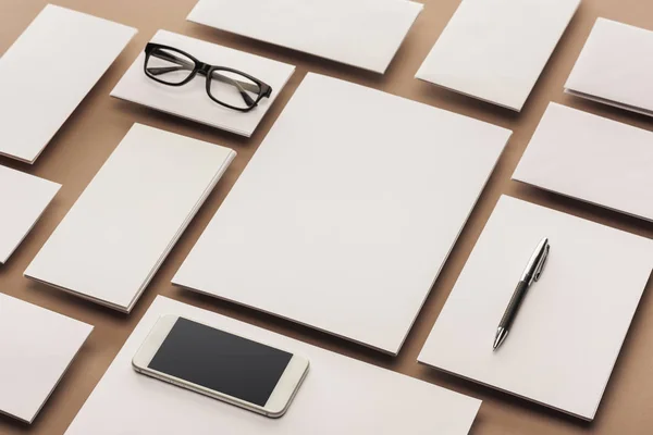 Flat Lag Met Smartphone Glazen Pen Kaarten Vellen Papier — Stockfoto