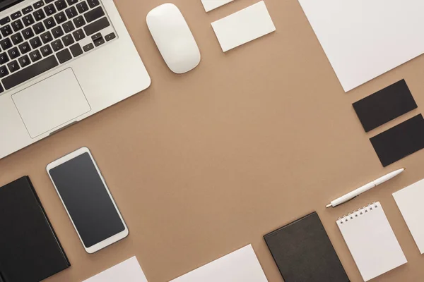 Laptop Smartphone Stift Computermaus Karten Und Notizbücher Auf Beigem Hintergrund — Stockfoto