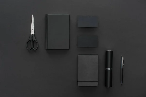 Top View Pen Notebooks Cards Scissors Black Background — Stock Photo, Image