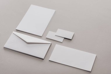  Zarf, kart ve yaprak kağıt gri arka plan üzerinde