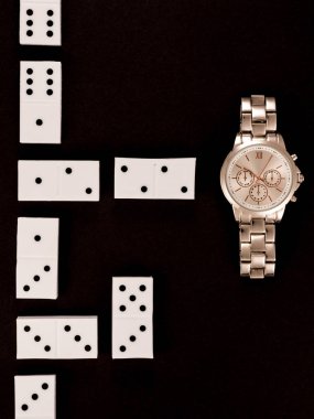 Lüks kol saati siyah izole Domino yakınındaki yalan üstten görünüm