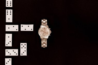 Lüks kol saati siyah izole Domino yakınındaki yalan üstten görünüm