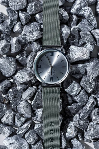 Draufsicht Auf Metallische Uhr Mit Uhrzeigern Auf Steinen — Stockfoto