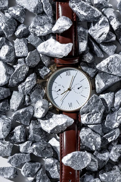 Bovenaanzicht Van Elegant Horloge Met Lederen Horloge Band Stenen — Stockfoto