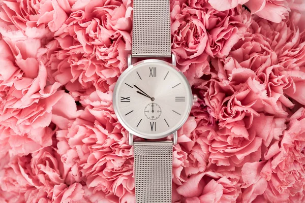 Top View Luxury Wristwatch Lying Blooming Flowers — Stock Photo, Image