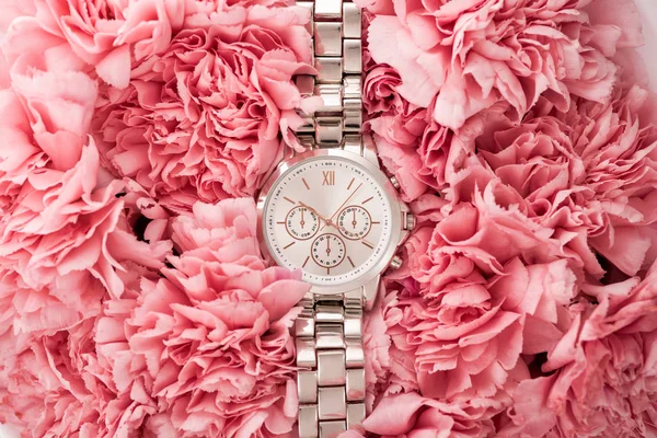 Top View Elegant Wristwatch Lying Blooming Flowers — Stock Photo, Image