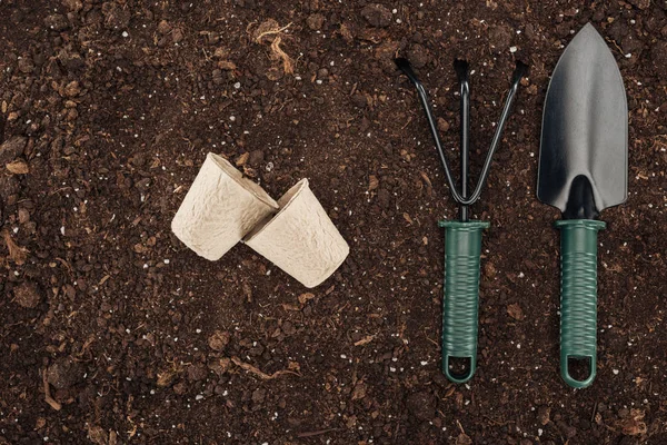 Top View Used Paper Cups Rake Shovel Ground Protecting Nature — Stock Photo, Image