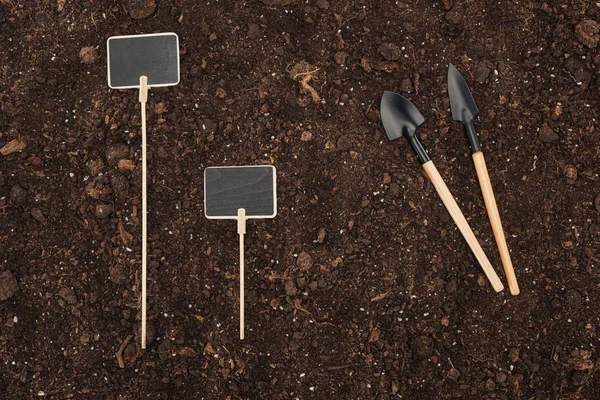 Top View Blank Placards Shovels Ground Protecting Nature Concept — Stock Photo, Image