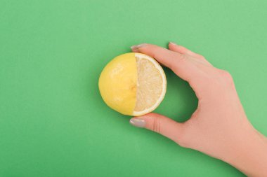 kısmi kısmen taze tutan kadın görünümünü kesip limon yeşil arka plan üzerinde