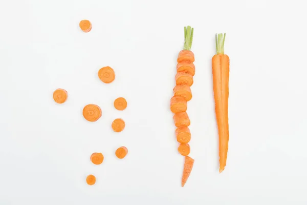 Karottenscheiben Scheiben Geschnittene Und Geschnittene Karotten Isoliert Auf Weiß — Stockfoto