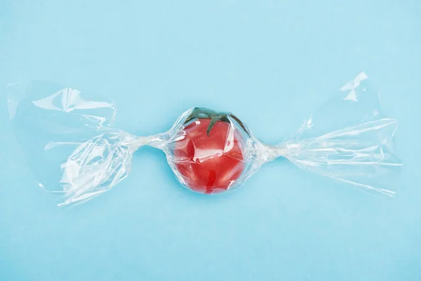 Ovanifrån Färsk Röd Tomat Transparent Candy Formad Inslagning Blå Bakgrund — Stockfoto