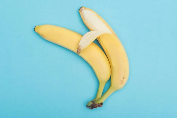 Bovenaanzicht Van Rijpe Zoete Sappige Bananen Blauwe Achtergrond — Stockfoto