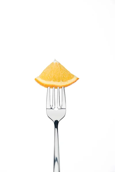 白で隔離フォークに新鮮な熟した甘いオレンジの四半期スライス — ストック写真