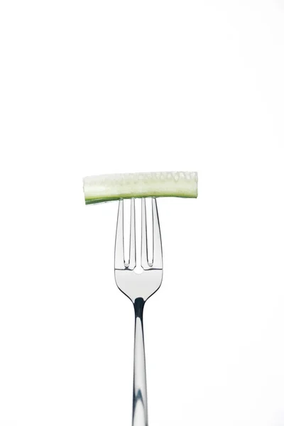 在叉子上的长片新鲜黄瓜在白色上隔离 — 图库照片