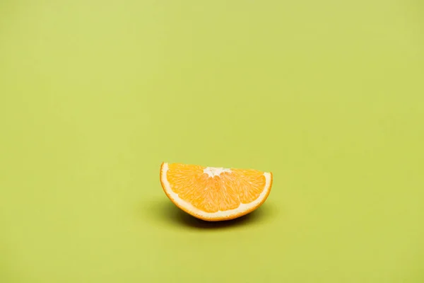 Skiva Färska Mogna Saftig Apelsin Grön Bakgrund — Stockfoto