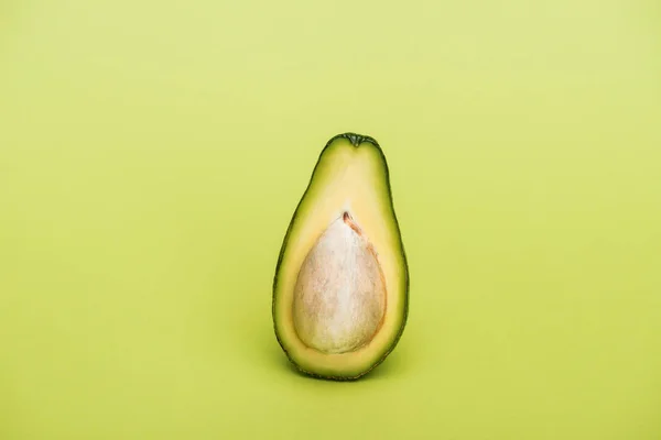 Половина Стиглого Свіжого Смачного Авокадо Зеленому Фоні — стокове фото