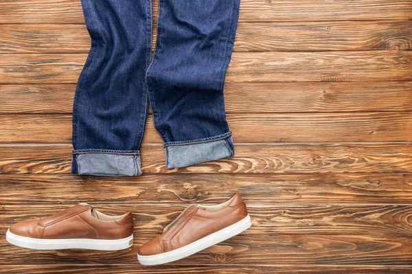 Bovenaanzicht Van Jeans Bruine Schoenen Houten Achtergrond — Stockfoto