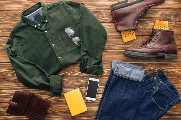 Vista Superior Smartphone Ropa Masculina Botas Marrones Sobre Fondo Madera —  Fotos de Stock