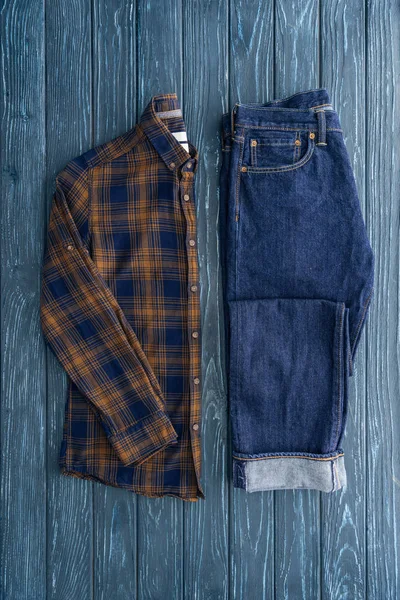 Vue Dessus Jean Chemise Carreaux Élégante Sur Fond Bois — Photo