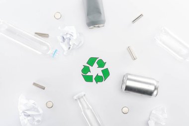 Kutular, plastik ve cam şişe, piller, kağıt ve geri dönüşüm işareti