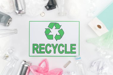 Kutular, plastik ve cam şişe, piller, kağıt, ampul, karton şişe ve plastik torba geri dönüşüm işareti ile