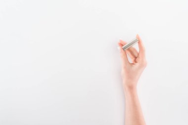 Gri arka plan üzerinde pil tutan kadın görünümünü kırpılmış