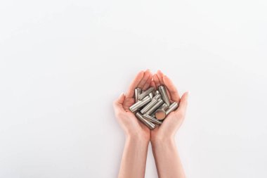 Gri arka plan üzerinde pil tutan kadın görünümünü kırpılmış