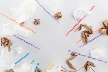 Kopya alanı ile gri arka plan üzerinde en iyi görünümü kağıt ve Plastik tüpler