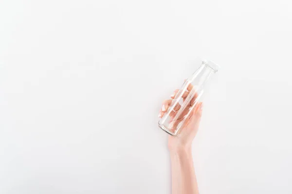 Ausgeschnittene Ansicht Einer Frau Mit Leerer Glasflasche Auf Grauem Hintergrund — Stockfoto