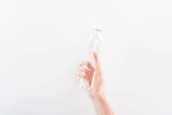 Обрезанный Вид Женщины Держащей Пустую Пластиковую Бутылку — стоковое фото