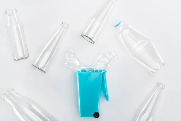 蓝色玩具垃圾桶和空塑料和玻璃瓶的顶视图 — 图库照片