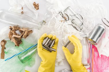 Kısmi piller arasında tutan adam görünümünü şişeler, plastik torbalar cam kağıt şeritler, kağıt ve Plastik tüpler