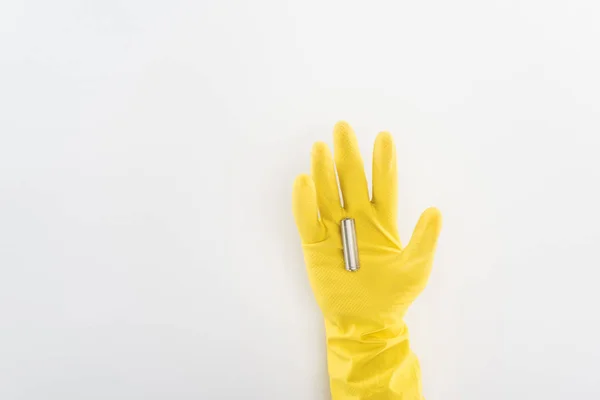 Обрезанный Вид Человека Жёлтых Резиновых Перчатках Аккумулятором Сером Фоне — стоковое фото