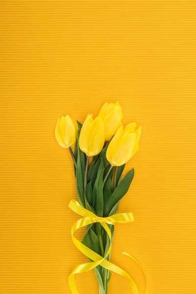Vista Superior Buquê Tulipa Amarela Com Fita Fundo Laranja — Fotografia de Stock