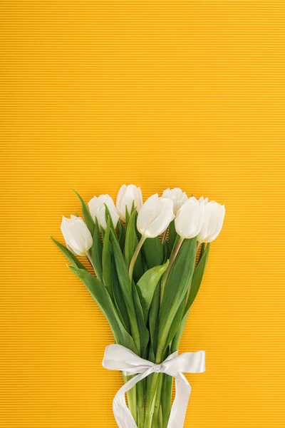 Vista Superior Del Ramo Floral Blanco Con Cinta Sobre Fondo — Foto de Stock